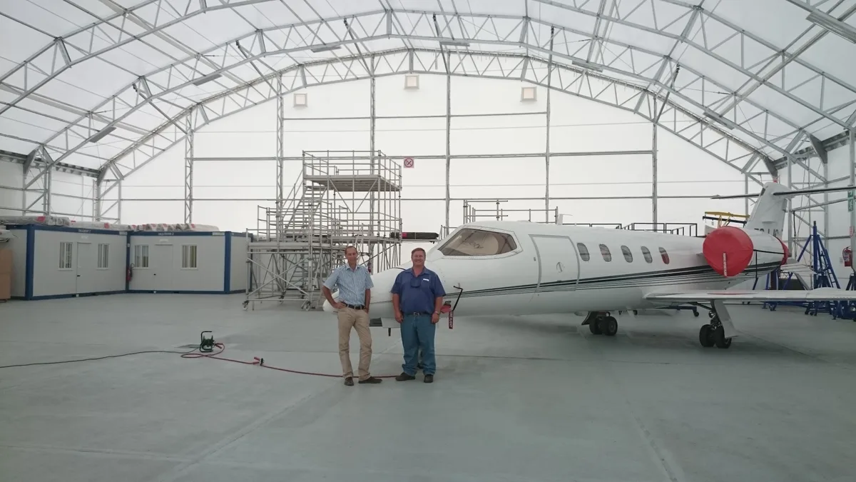 Hangar lotniczy — hala wielospadowa z samolotem
