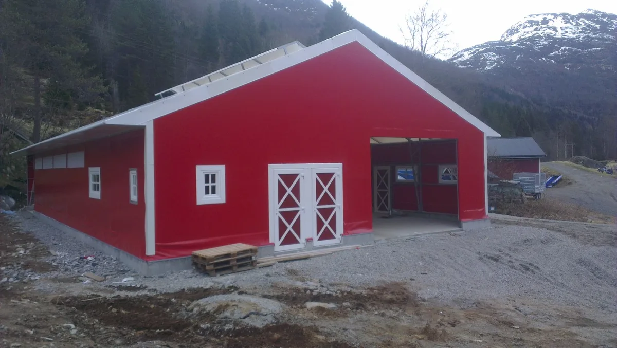 Hala dwuspadowa — czerwona plandeka, Norwegia